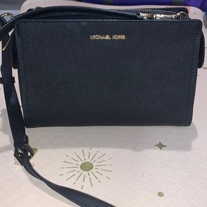 Small Michael kors cross body in Saffiano leather.